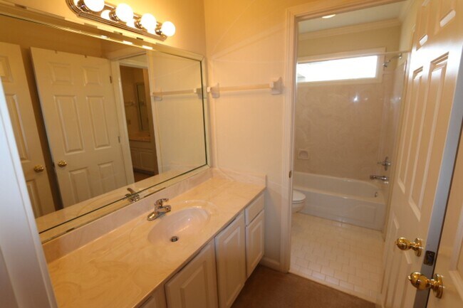 Building Photo - EXECUTE LIVING IN PRIVATE COMMUNITY