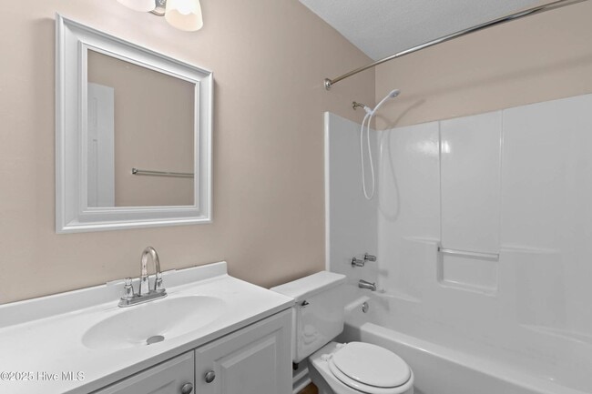 Building Photo - An adorable home! City Convenience!