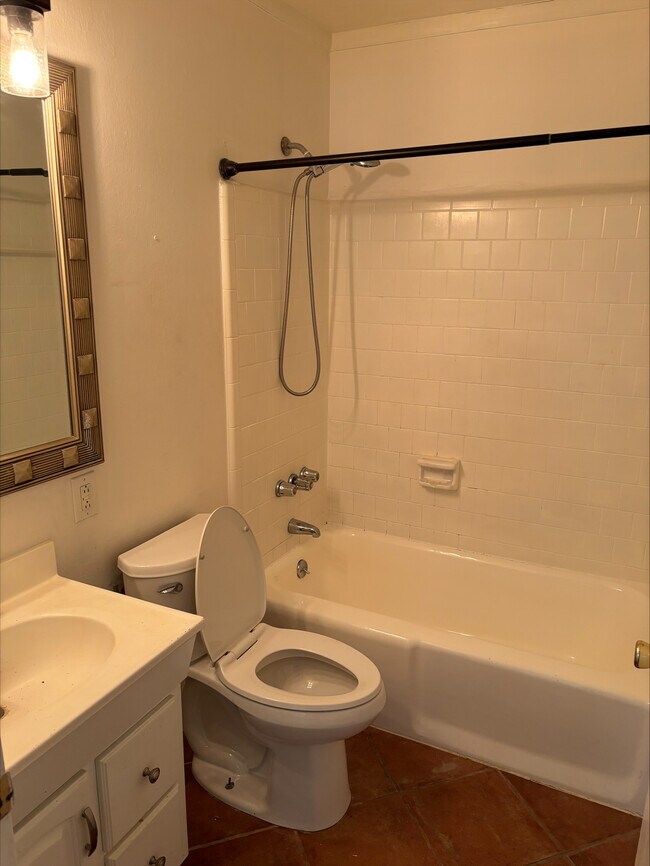 Building Photo - 520 N Hale St