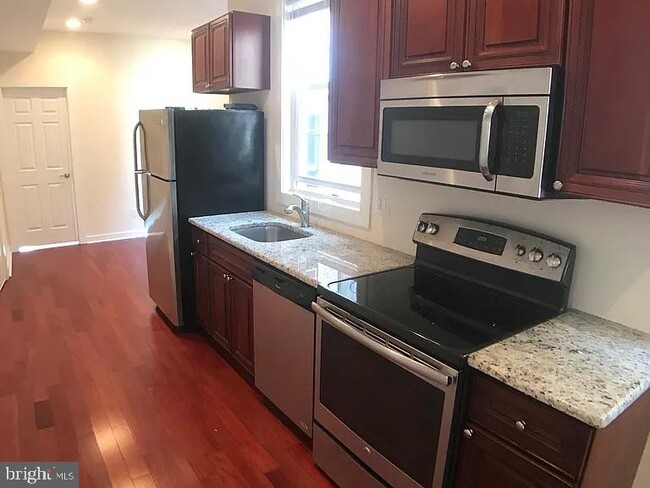 Building Photo - 2631 W Girard Ave