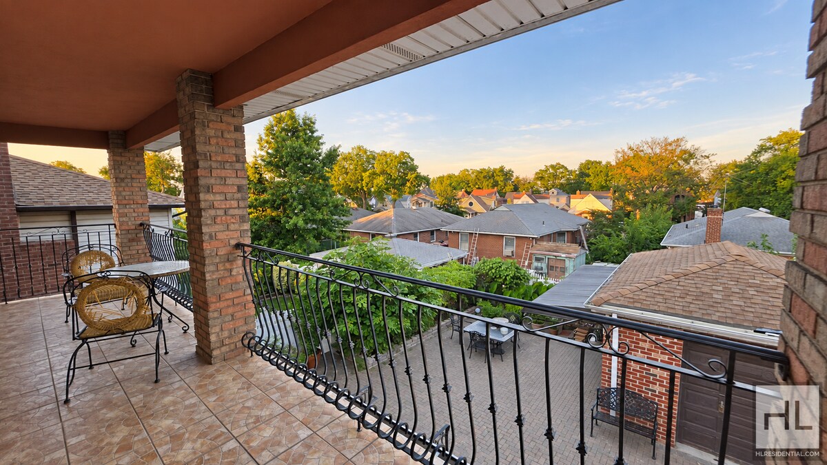 Building Photo - Bright Whitestone 3-Bedroom with Vaulted Ceilings & a Covered Balcony