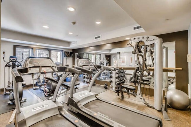 Building Photo - SPACIOUS 1-BEDROOM APARTMENT FOR RENT IN DOWNTOWN BALLARD!