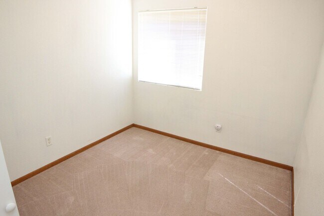 Building Photo - 3380 Saratoga St