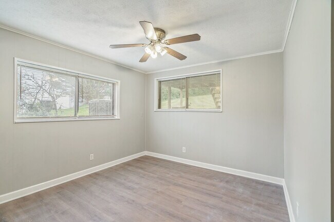 Building Photo - 5201 Aubrey Ln