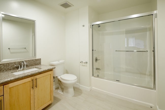 Interior Photo - 6816 Independence Ave