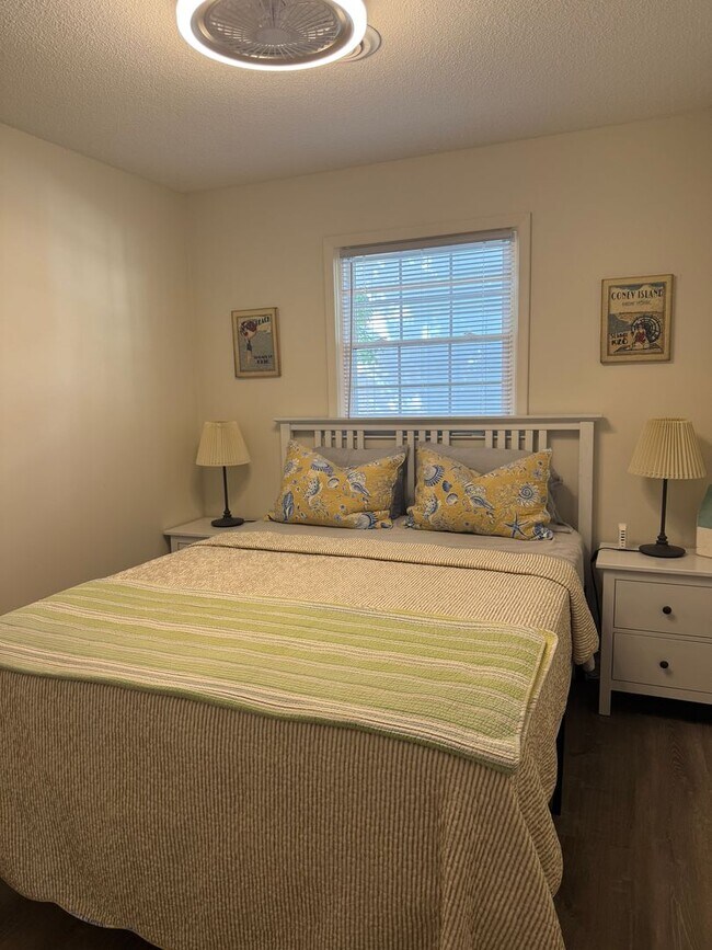 Building Photo - FULLY FURNISHED Wooded Oak Island area  3 ...