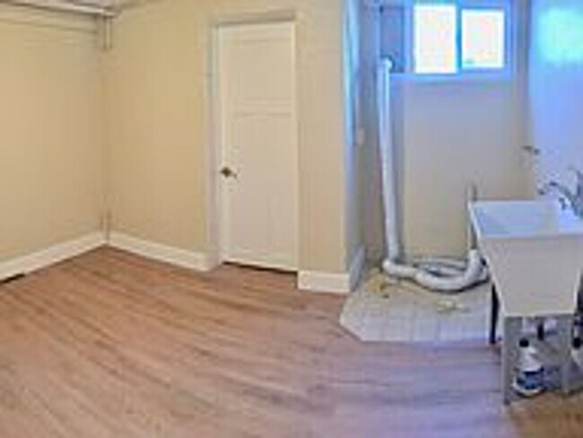 Building Photo - 966 S 200 E St