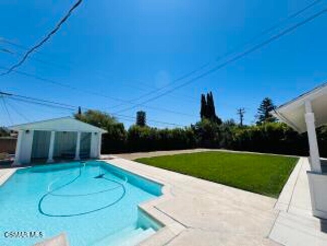 Building Photo - Don't miss this beautifully maintained 5-b...
