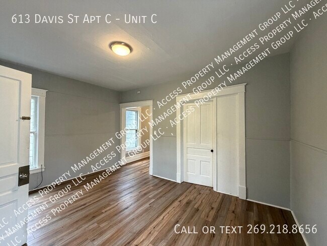 Building Photo - 613 Davis St