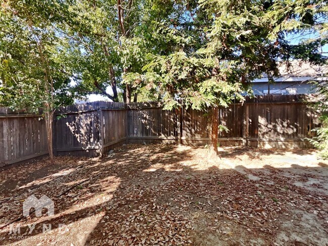 Building Photo - 10114 Upshaw Way