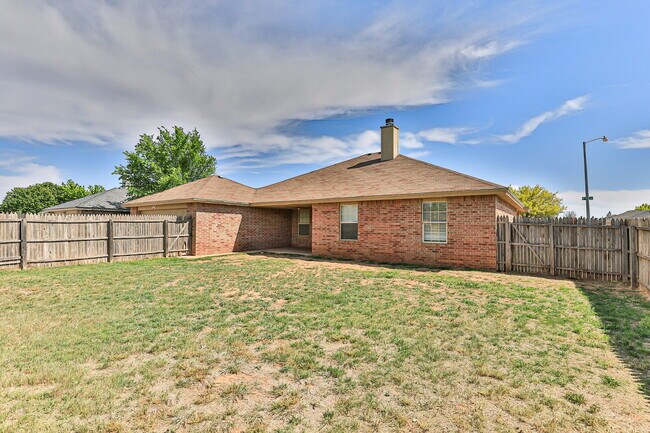 Building Photo - 3 bedroom 3 Bath House plus office
