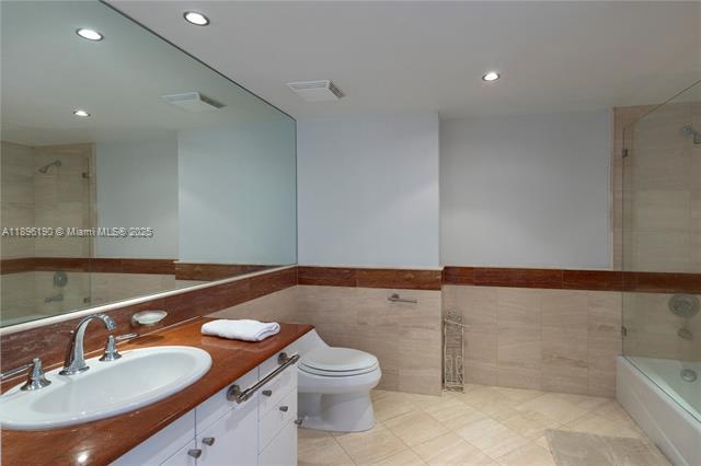 Building Photo - THE BENTLEY BAY CONDO