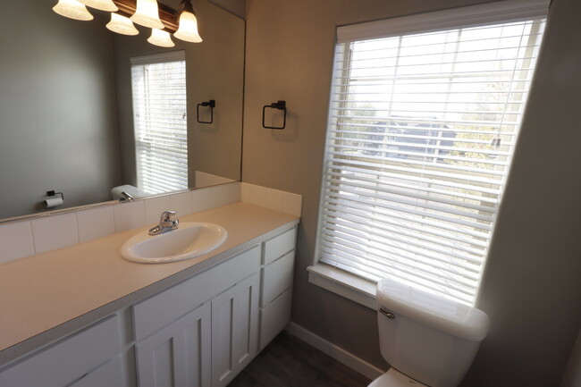 Building Photo - Charming 3-Bedroom Home with Designer Touc...