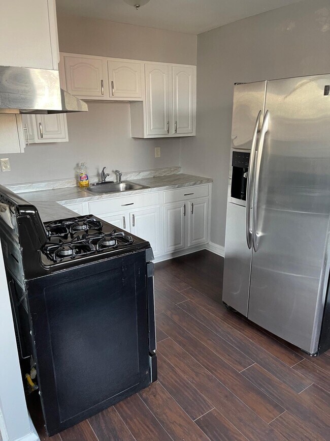 Kitchen - 1145 E Upsal St