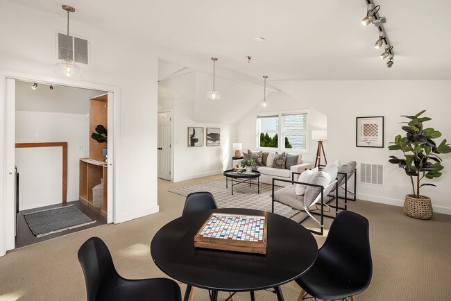 Building Photo - 5bd/2.75ba Bellevue Home