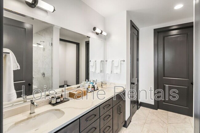 Building Photo - 5 Gadsdenboro St