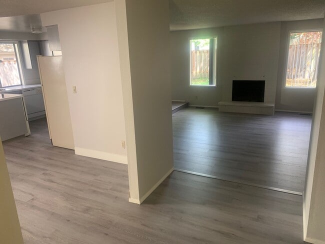 Building Photo - Single Level with Recent Upgrades