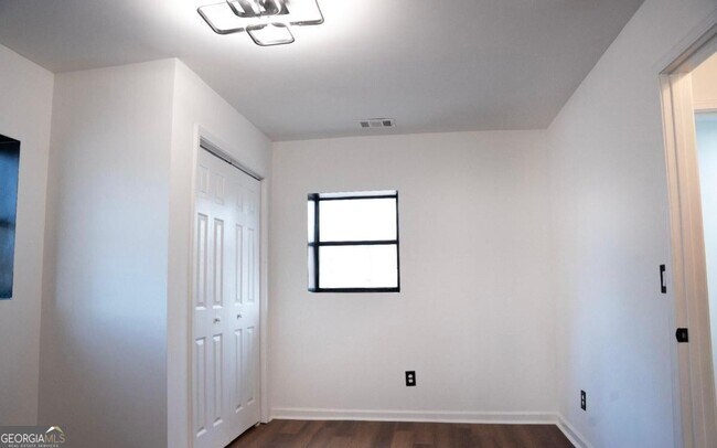 Building Photo - 683 Almon Rd