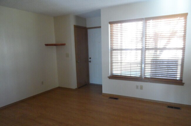 Building Photo - 7957 Lexington Park Dr