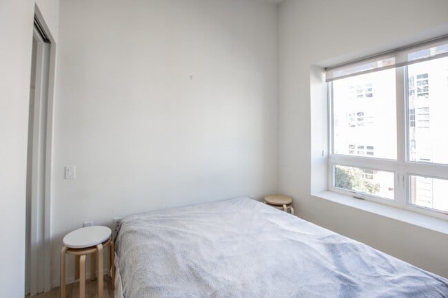 Building Photo - 2 Bed/2 Bath  Modern Condo in the Heart of Adams Morgan