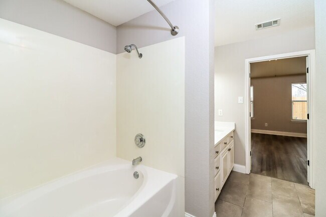 Building Photo - 2616 Wakecrest Dr