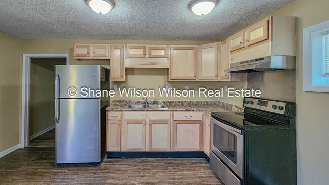 Building Photo - Charming 1-Bedroom Retreat at 804 1/2 Henderson Ave – Cozy Comfort in 700 Sq Ft.  Come schedule y...