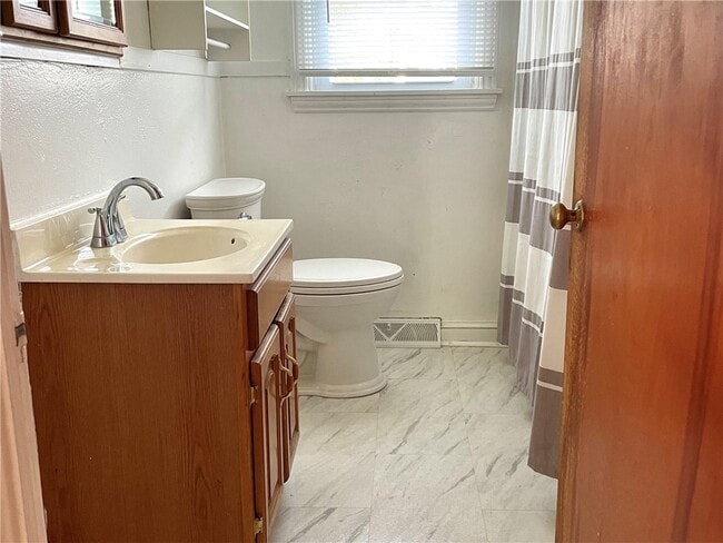 Building Photo - 560 Beecher St