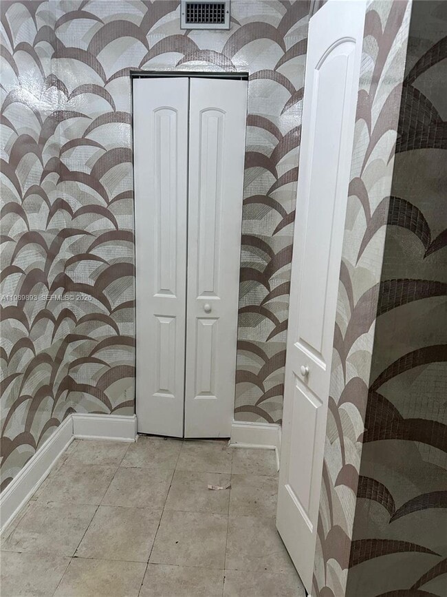 Building Photo - 410 SE 2nd St