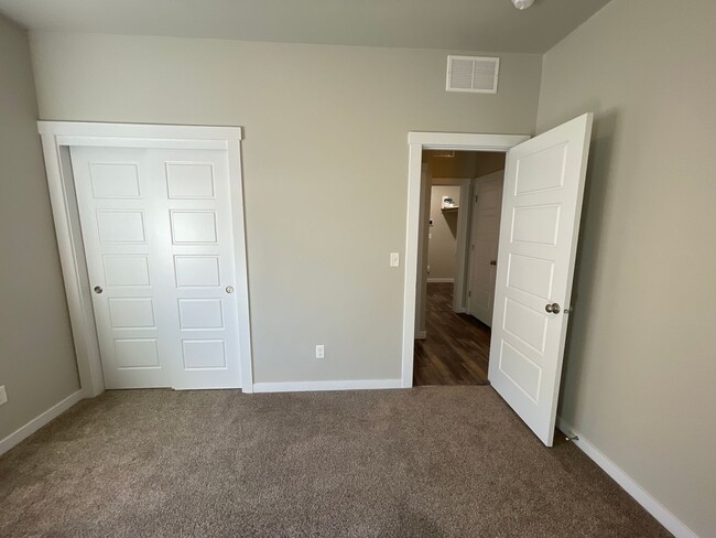 Building Photo - Newly Built 3 Bedroom Home w/ Hardwood Flo...