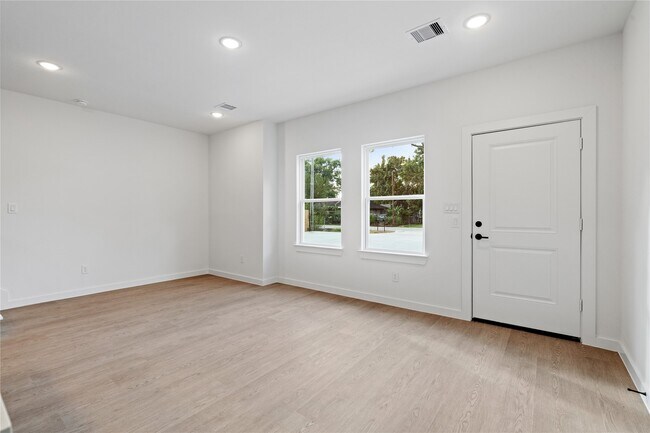 Building Photo - 1031 North Ln