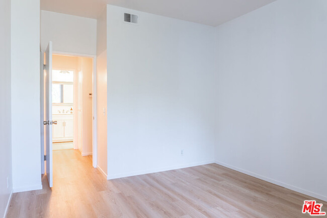 Building Photo - 10861 Moorpark St