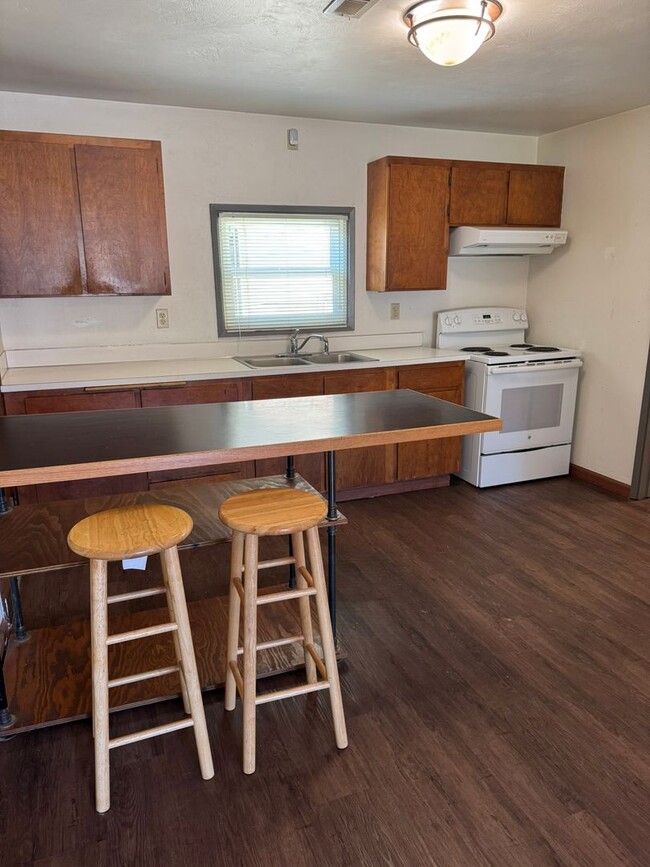 Building Photo - Barger area, 2 bedroom, 1 bath, large back...