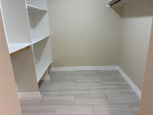 Building Photo - 6401 Deihl Rd