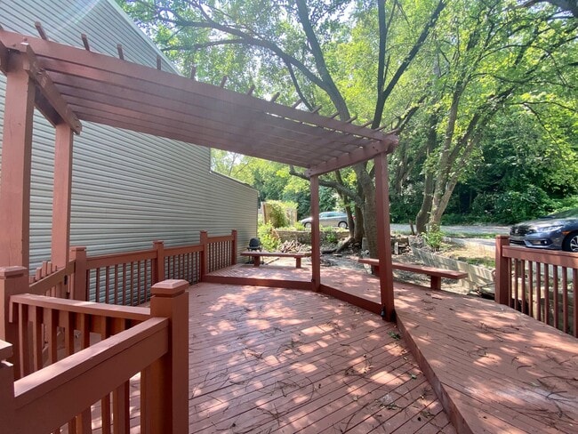 Building Photo - 5 bed/ 2 Bath Mins. from UC Only $750/pp (...