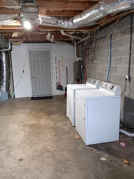 Building Photo - 5824 Pine Lake Dr