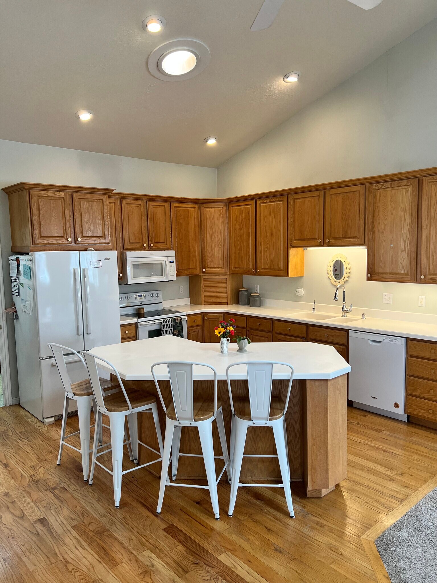 Main - Kitchen - 565 W 40 N