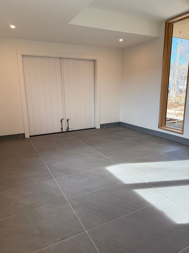 Building Photo - Silver Maple Stunning