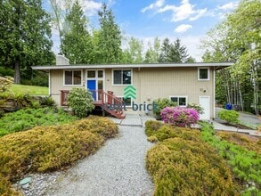 Building Photo - 3 bed + den and 3 Baths Private Single-fam...