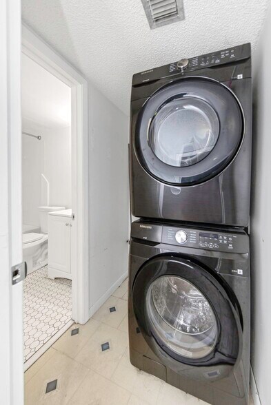 Building Photo - 621 99th Ave N