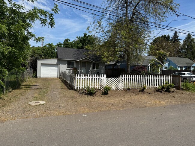 Building Photo - Cute 1 bedroom 1 bathroom house in Eugene!