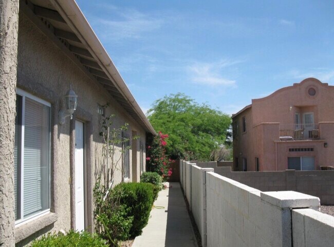 Building Photo - 930 E Adelaide Dr