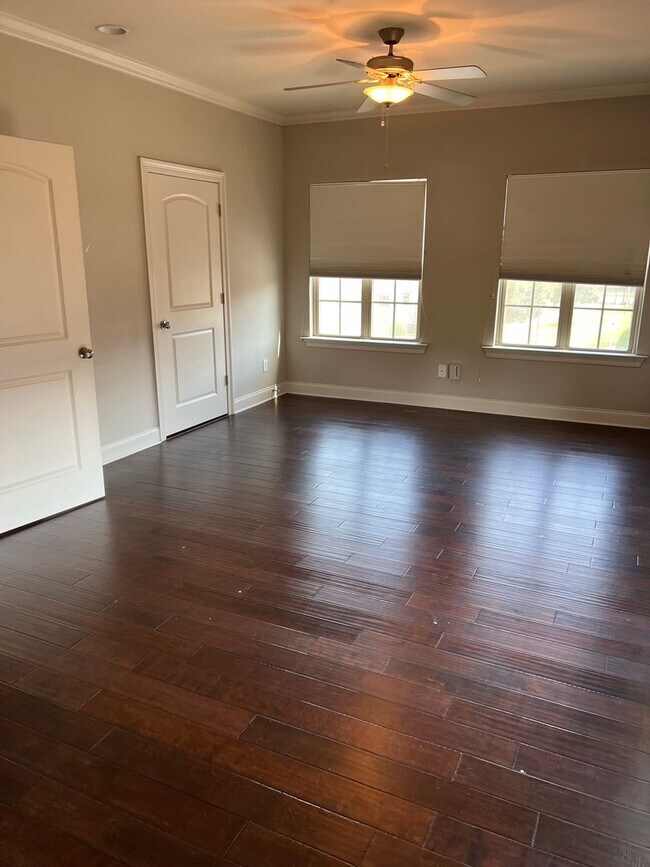 Building Photo - August 2026 - July 2027!!  3 BR 3 BA townhome 1 mile from UA campus