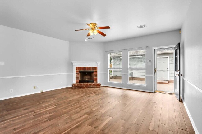 Building Photo - "Spacious 6-Bedroom Haven with 4 Full Baths and Hot Tub!"