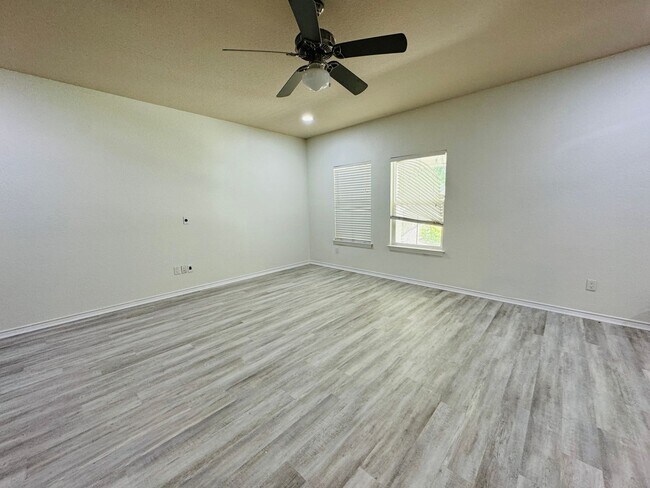 Building Photo - * MOVE IN SUMMER 2028 * 6 Bed 4 Bath Home, Short Walk to TCU, FREE Housekeeping