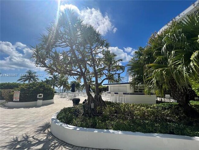 Building Photo - 5161 Collins Ave