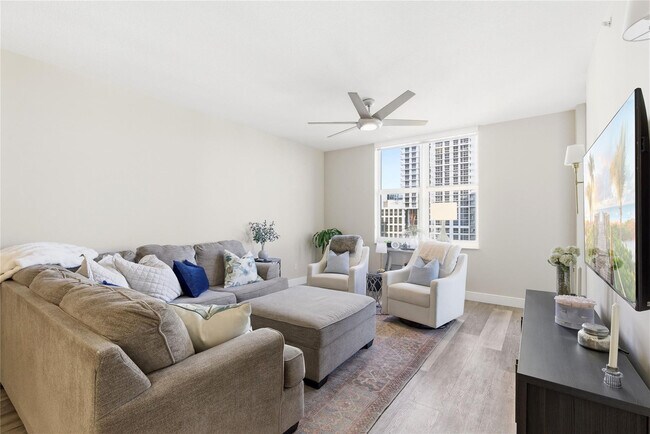 Building Photo - 511 SE 5 Ave