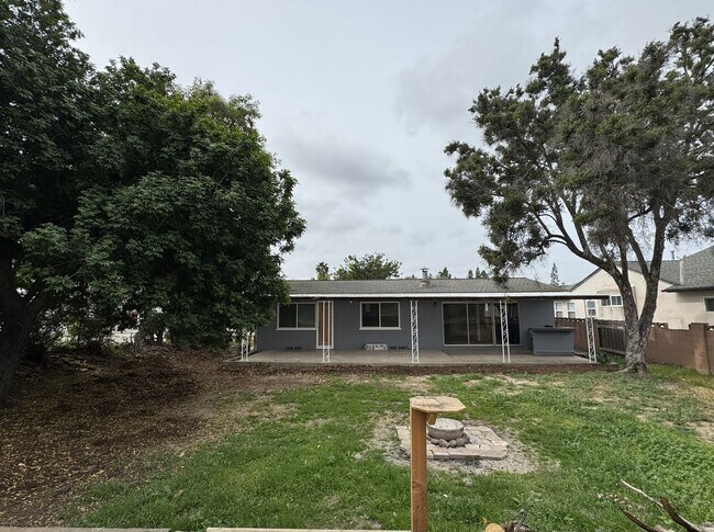 Building Photo - 4 Bedroom / 2 Bathroom home for rent