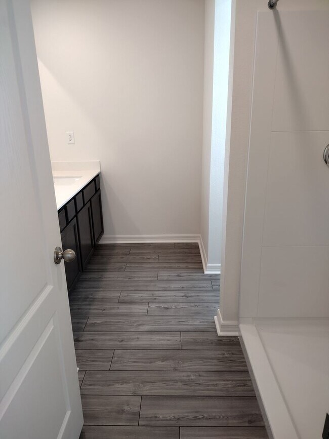 Building Photo - Beautiful 4 bedroom 2.5 Bathroom House For...