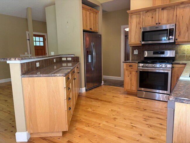 Building Photo - 3 Bed 2 Bath Single level - Fenced Yard-No...