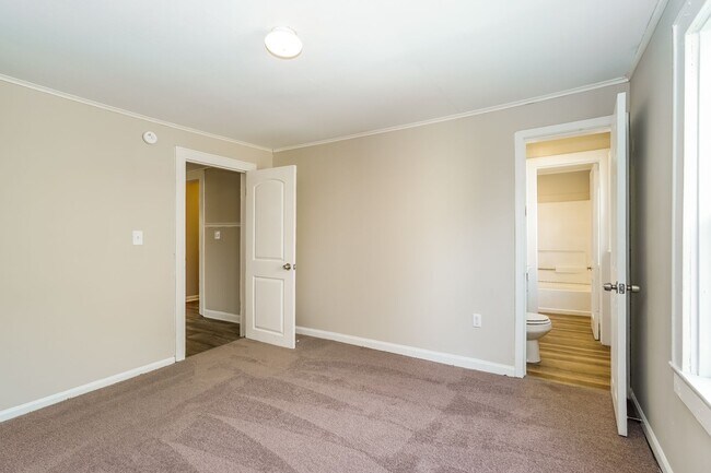 Building Photo - 833 Clarendon Ave